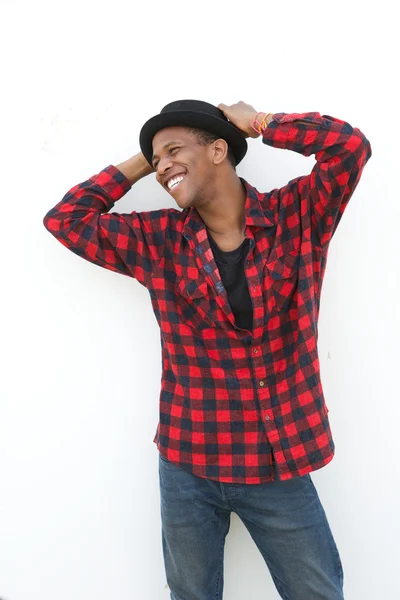 Fröhlicher junger Mann lacht im Freien — Stockfoto