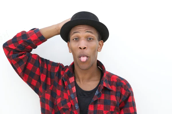 Lustiger junger Mann mit herausgestreckter Zunge — Stockfoto