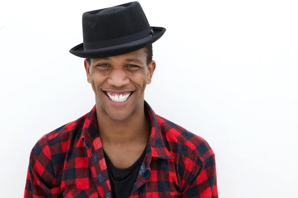 Крутой молодой человек улыбается в шляпе — стоковое фото