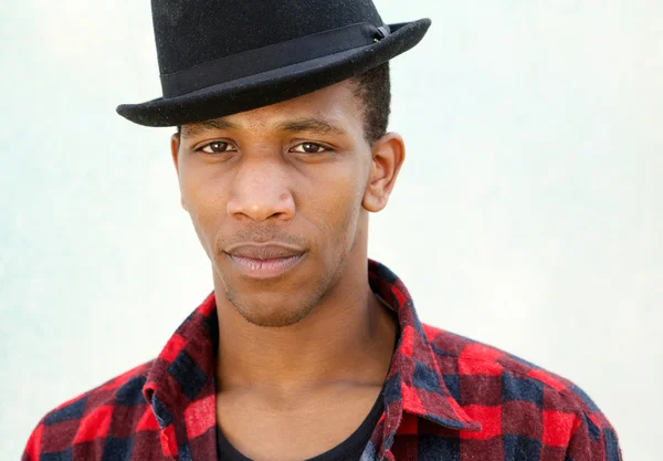 Jeune homme branché avec chapeau — Photo