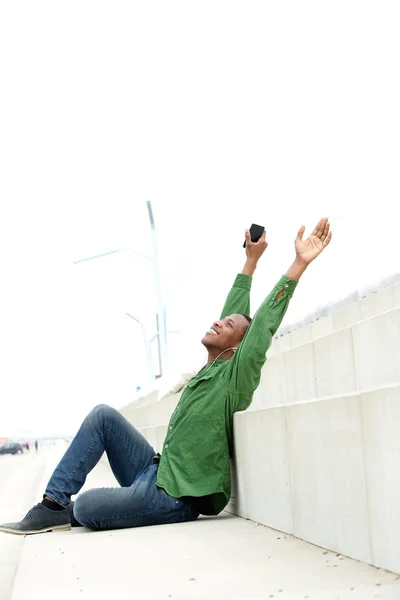 Hombre celebrando con los brazos levantados — Foto de Stock