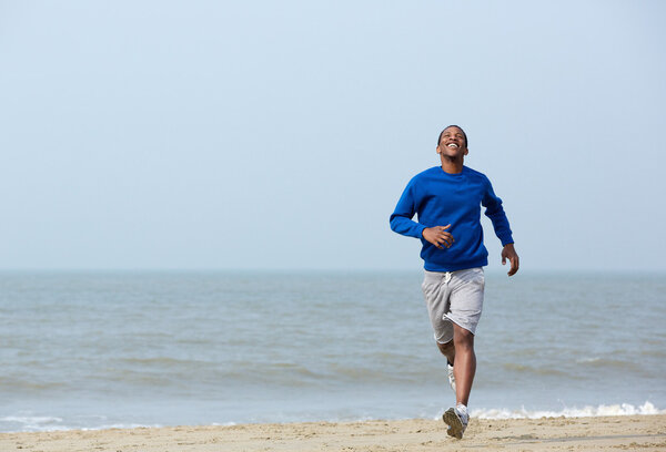 Атлетик наслаждается пробежкой на пляже

