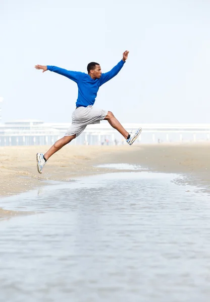 Atlético joven saltando — Foto de Stock