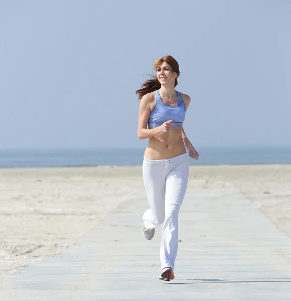 Passar aktiva medelålders kvinna jogging — Stockfoto