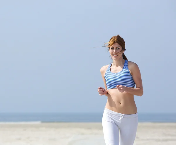 Mujer de mediana edad disfrutando del ejercicio al aire libre —  Fotos de Stock