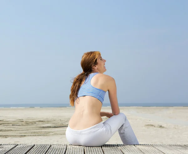 Smiling woman enjoying the outdoors — Stock Photo, Image