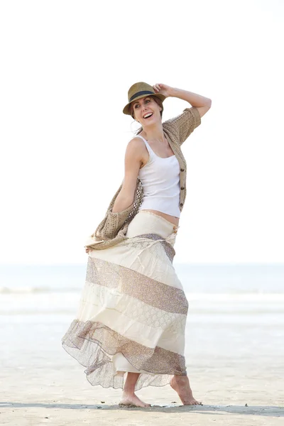 Mulher de meia idade andando na praia — Fotografia de Stock