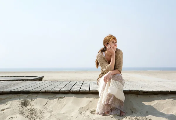 Mulher sentada ao ar livre desfrutando de verão — Fotografia de Stock
