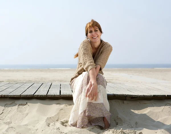夏天在沙滩上微笑的女人 — 图库照片
