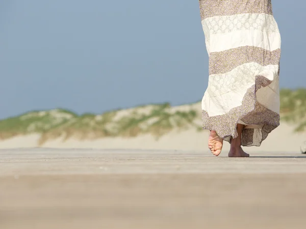 赤脚走在沙滩上的女人 — 图库照片