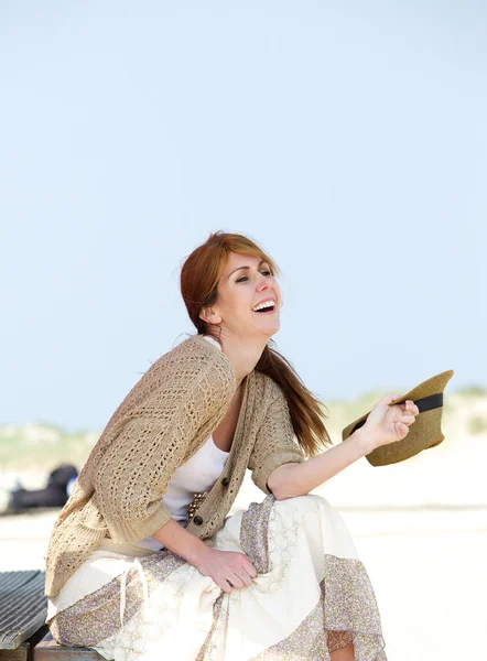 Unbekümmerte Frau mittleren Alters lächelt draußen — Stockfoto