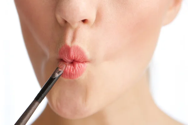 Lipgloss make-up toepassing — Stockfoto