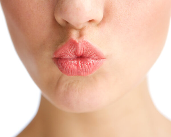 Молодая женщина целует губы.
