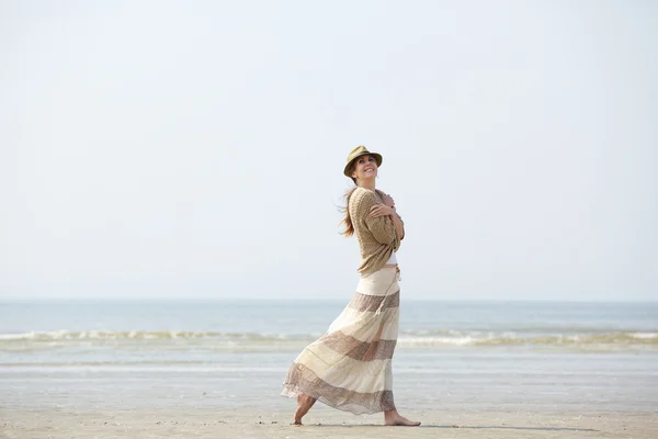 Donna che sorride e cammina sulla spiaggia — Foto Stock