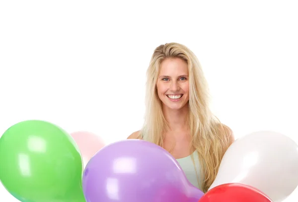 Ung kvinna ler med färgglada ballonger — Stockfoto