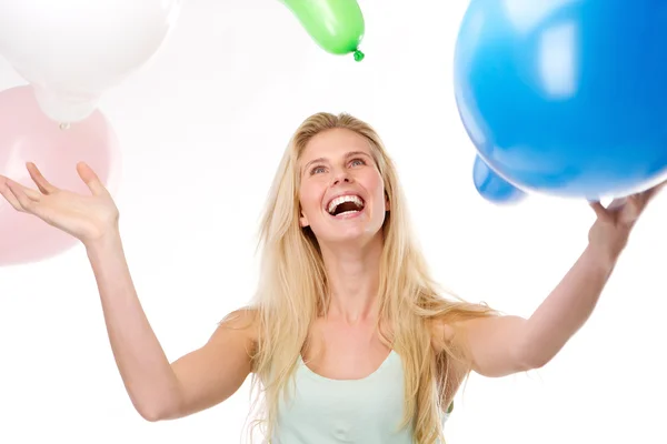 Hermosa joven sonriendo con globos — Foto de Stock