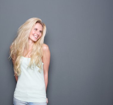 mutlu genç sarışın bir kadın