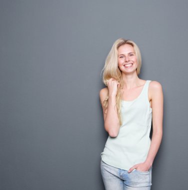 Kendine güvenen sarışın bir kadın gülümsüyor 