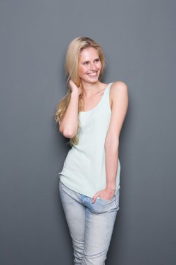 sarışın kadın saç el ile gülümseyen