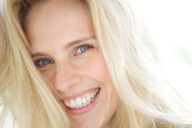 neşeli genç sarışın kadın gülümsüyor