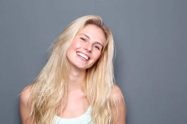 Porträtt av en glad ung blond kvinna — Stockfoto