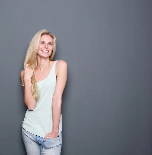 Retrato de una hermosa mujer de vínculo sonriendo —  Fotos de Stock