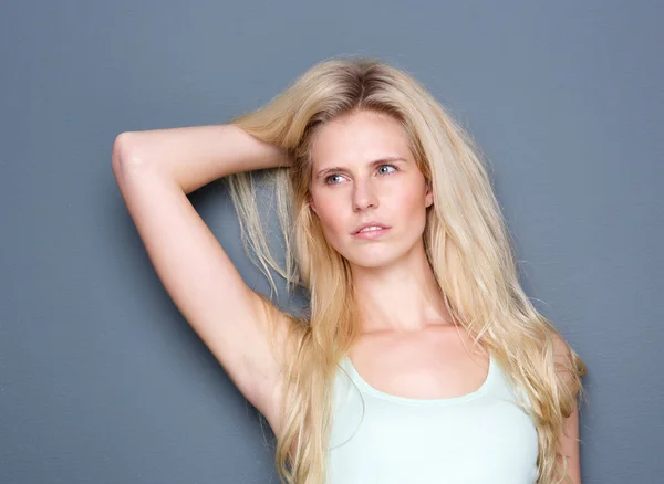 Porträt einer sinnlichen jungen blonden Frau — Stockfoto