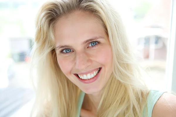 Glücklich lächelnde junge blonde Frau — Stockfoto