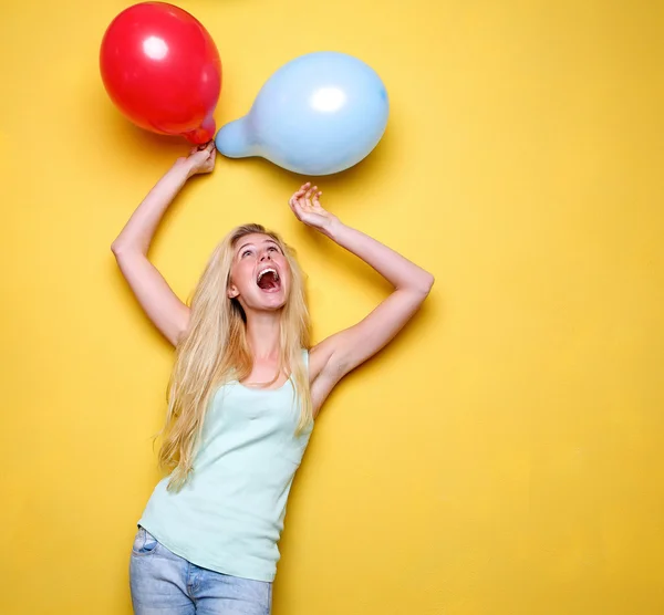 Junge Frau feiert mit Luftballons — Stockfoto