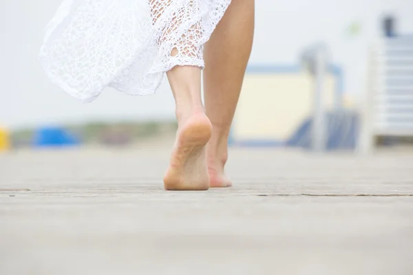 Baixo ângulo mulher descalça caminhando embora — Fotografia de Stock