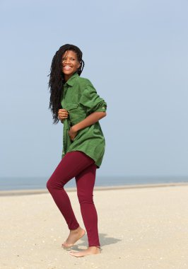 güzel zenci kız Sahilde yürüyüş 