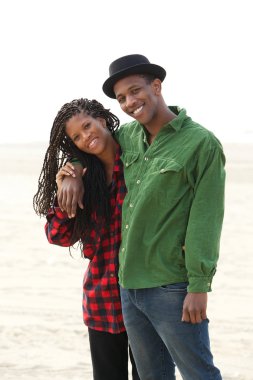 mutlu ve açık havada gülümseyen kız