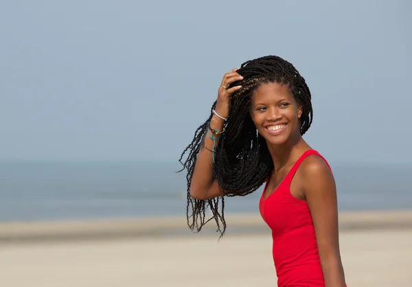 Vacker ung svart kvinna ler på stranden — Stockfoto