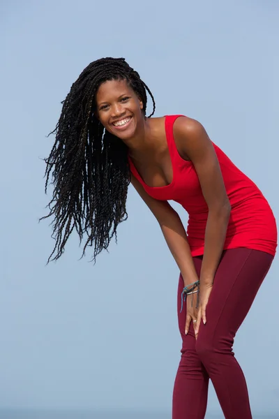 Joven mujer afroamericana sonriendo — Foto de Stock