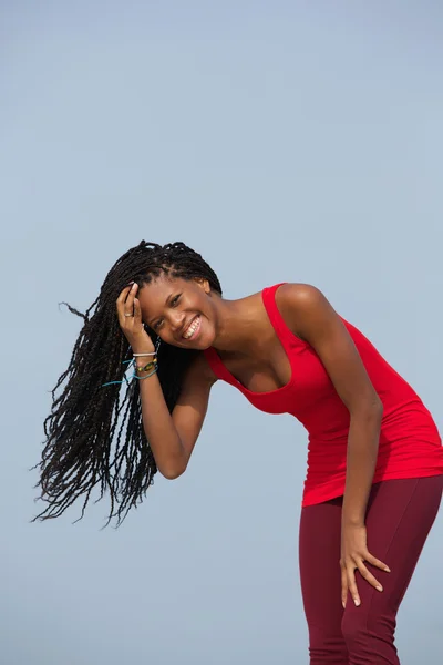 Молода чорна жінка, посміхаючись на відкритому повітрі — 스톡 사진