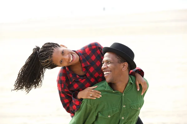 Hermosa pareja negra sonriendo al aire libre —  Fotos de Stock