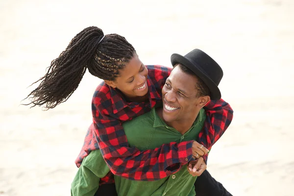 Pareja feliz sonriendo juntos al aire libre —  Fotos de Stock