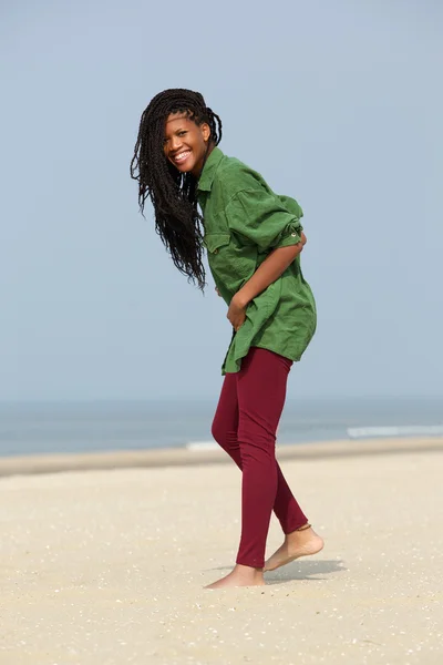 Menina afro-americana andando na praia — Fotografia de Stock