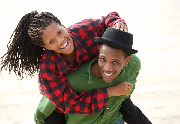 Feliz pareja negra sonriendo al aire libre —  Fotos de Stock