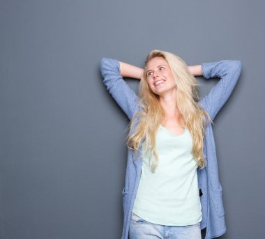 Genç kadın başının arkasında elleriyle rahatlatıcı