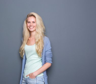 Kendine güvenen genç bir kadın gülümsüyor