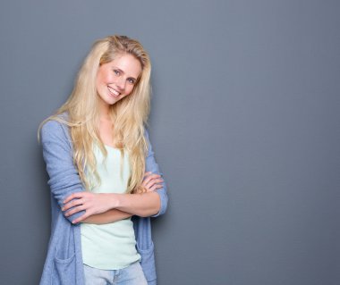 sarışın kadın kolları ile gülümseyen geçti