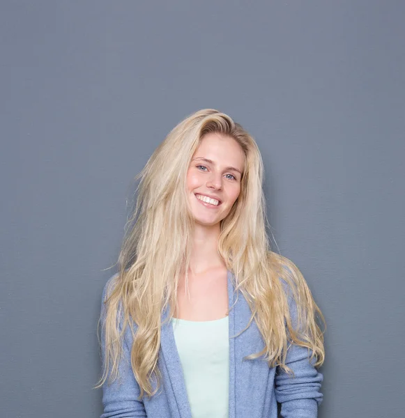 Drăguț tânără blondă femeie zâmbind — Fotografie, imagine de stoc
