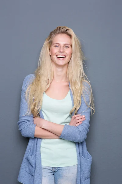 Mladá blondýna usmívá se založenýma — Stock fotografie