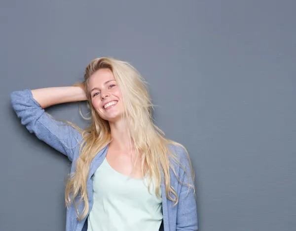 Портрет счастливой улыбающейся молодой блондинки — стоковое фото