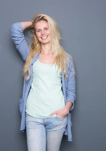 Mulher sorridente com a mão no cabelo — Fotografia de Stock