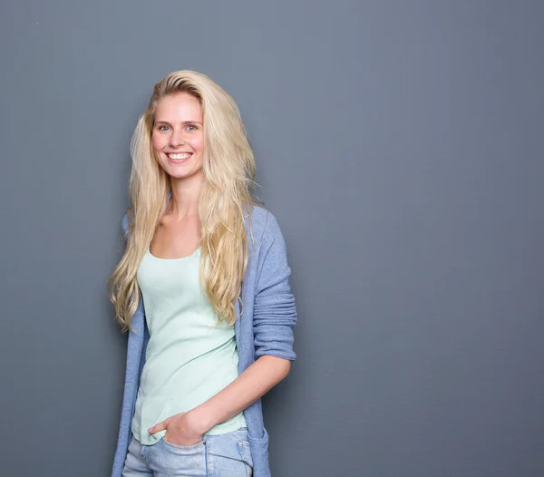 Confident young woman smiling — Stock Photo, Image
