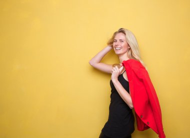 sarışın bir kadın gülümsüyor