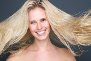 güzel saçlı genç sarışın kadın