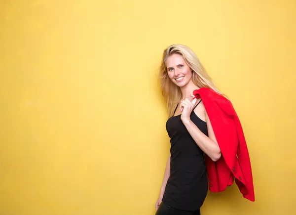 Joyeux jeune femme souriant avec veste — Photo